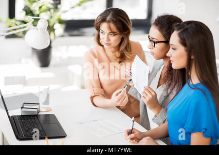 Businesswomen having video conference at office Banque D'Images