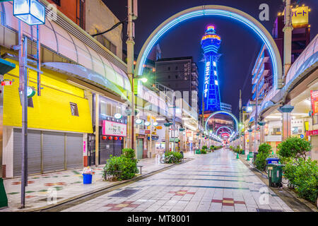 OSAKA, JAPON - 17 août 2015 : Le quartier Shinsekai d'Osaka. Le quartier a été créé en 1912 avec New York et Paris à l'origine servant de mo Banque D'Images