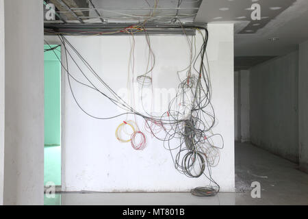 Travaux de finition à rénové appartement. L'installation de ligne de câblage Banque D'Images