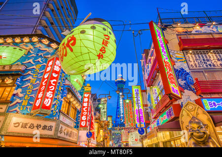 OSAKA, JAPON - 17 août 2015 : Le quartier Shinsekai d'Osaka. Le quartier a été créé en 1912 avec New York et Paris à l'origine servant de mo Banque D'Images