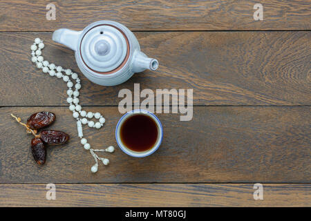 Vue de dessus de table Décoration d'image aérienne Ramadan Kareem holiday background.Télévision fixer des dates avec chapelet blanc & tasse plateau.repas halal définie pour le jeûne est l'o Banque D'Images