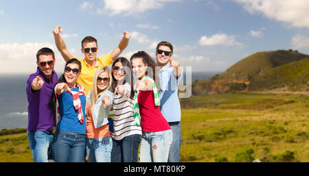 Happy friends sur vous plus de côte de big sur Banque D'Images