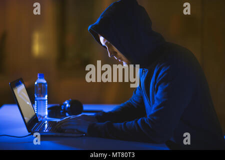 Hacker en utilisant un ordinateur portable pour cyber-attaque Banque D'Images