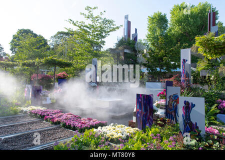 Mist passant de fontaines dans le jardin d'eau Wuhan conçu par Laurie Chetwood et Patrick Collins à la RHS Chelsea Flower Show 2018, Londres, Royaume-Uni Banque D'Images