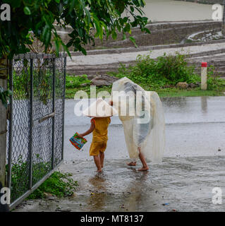 Marcher sur les enfants sous la pluie jusqu'à Sapa, Vietnam. Banque D'Images