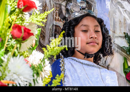 Ciudad Vieja,, au Guatemala - 7 décembre 2017 : Girl wearing crown on char célébrant Notre Dame de l'Immaculée Conception 24. Banque D'Images