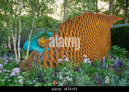 Sculptures accrocheur entouré de plantes y compris Lupinus 'West Country Persian Slipper' dans le David Harber et Savills jardin conçu par Nic H Banque D'Images