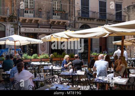 Palerme, Sicile, Italie - 25 mai 2018 : personnes coin piscine sur une journée ensoleillée à l'Antica Focacceria San Francesco, l'un des plus anciens restaurants de la ville. Banque D'Images