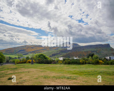 Belle vue sur le siège d'Arthur à Édimbourg, Écosse, Royaume-Uni de Calton Hill sur une journée ensoleillée. Banque D'Images