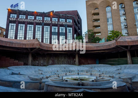 Erevan, Arménie - 2 août : Fontaine par la place de la République métro, Erevan, Arménie. Août 2017 Banque D'Images