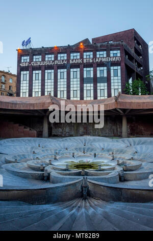 Erevan, Arménie - 2 août : Fontaine par la place de la République métro, Erevan, Arménie. Août 2017 Banque D'Images