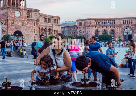 Erevan, Arménie - 2 août : Les personnes qui boivent l'eau de la fontaine à la place de la République sur la chaude journée d'été. Août 2017 Banque D'Images