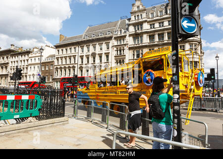 Sous-marin jaune légendaire bus stylisé sur les rues de Londres Banque D'Images