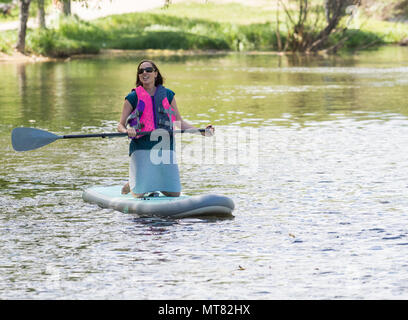 Femme Paddleboarding in Buena Vista CO Banque D'Images