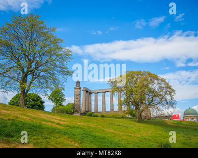 Vue sur le Monument National de l'Écosse et le Monument Nelson, sur Calton Hill, à Édimbourg. Banque D'Images