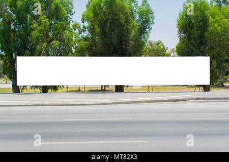 Blank billboard pour publicité sur façon. Banque D'Images