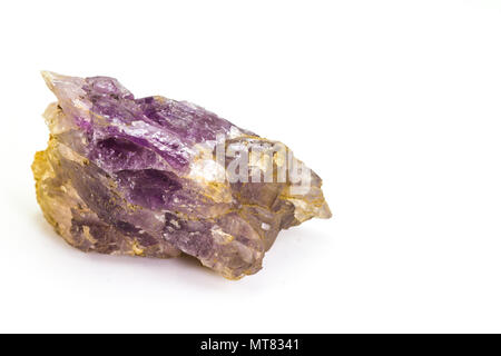 Violet améthyste, variété de quartz souvent utilisé en joaillerie, pierre isolé sur fond blanc Banque D'Images