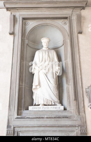 Statue de Cosimo di Giovanni de Médicis, sur la façade de la galerie des Offices. Florence, Toscane, Italie Banque D'Images