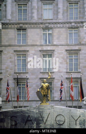 Entrée HISTORIQUE 1988 SAVOY HOTEL THE STRAND CHARING CROSS LONDON ENGLAND UK Banque D'Images