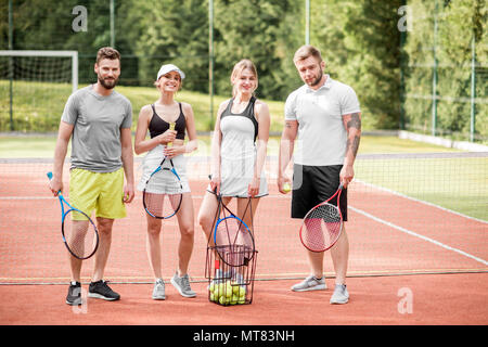 Amis sur le court de tennis Banque D'Images