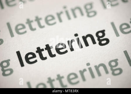 Lettrage de mots imprimés sur papier blanc macro Banque D'Images