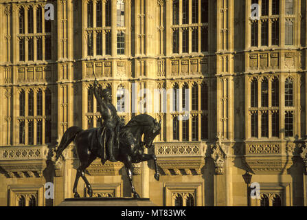 1988 STATUE HISTORIQUE DU ROI RICHARD I LIONHEART (©CARLO MAROCHETTI 1856) ANCIENNE COUR DU PALAIS MAISONS DU PARLEMENT (©CHARLES BARRY 1860) LONDRES ANGLETERRE ROYAUME-UNI Banque D'Images