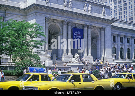 1988 CHEVROLET IMPALA JAUNE HISTORIQUE DES TAXIS (©GENERAL MOTORS CORP 1985)NEW YORK PUBLIC LIBRARY BUILDING CINQUIÈME AVENUE NEW YORK USA Banque D'Images