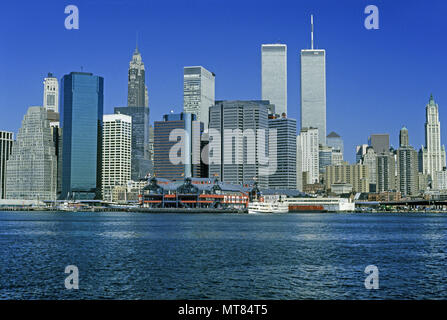 Historique 1988 TWIN TOWERS (©MINORU YAMASAKI 1973) CENTRE-VILLE RIVIÈRE EAST, MANHATTAN NEW YORK USA Banque D'Images