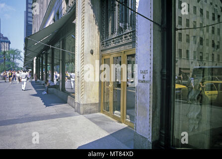 Historique 1988 LA SOCIÉTÉ Saks Fifth Avenue MAGASIN MANHATTAN NEW YORK USA Banque D'Images