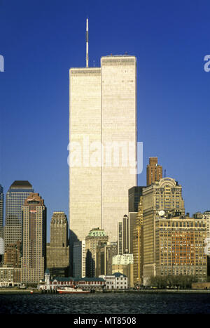 1988 TWIN TOWERS HISTORIQUE MINORU YAMASAKI (©1973) Le centre-ville de Manhattan Skyline HUDSON RIVER NEW YORK CITY USA Banque D'Images