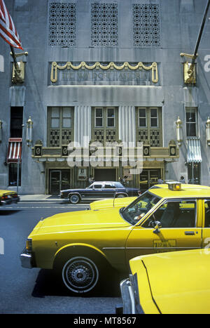 1988 CHEVROLET IMPALA JAUNE HISTORIQUE DES TAXIS (©GENERAL MOTORS CORP 1985)Hôtel Waldorf Astoria (©SCHULTZ & Weaver 1931) Entrée de l'Avenue Lexington midtown Manhattan NEW YORK USA Banque D'Images