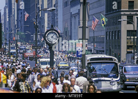 Historique 1988 la foule FLOUE Fifth Avenue New York Midtown Manhattan Banque D'Images