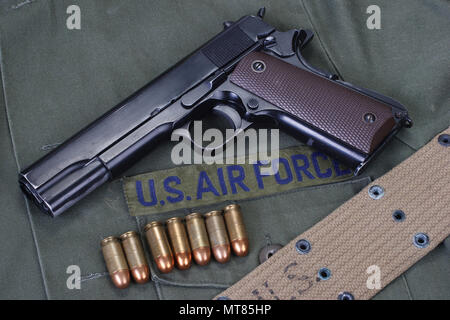 Gouvernement Colt M1911 avec l'uniforme de l'US air force Banque D'Images