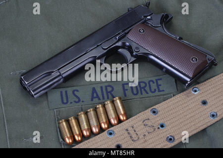 Gouvernement Colt M1911 avec l'uniforme de l'US air force Banque D'Images