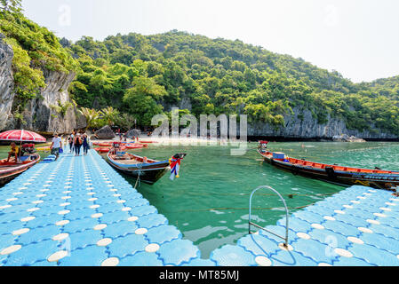 SURAT THANI, THAÏLANDE-AVRIL 26, les groupes de touristes sont de détente sur la plage près de la jetée de Mae Koh Island est l'emplacement de Thale Nai dans Mu Ko Ang Thong N Banque D'Images
