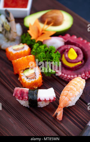Set à Sushi. Sushi et Sashimi, différents pains avec Octopus Banque D'Images