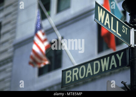 Historique 1988 WALL STREET INTERSECTION DE BROADWAY STREET SIGN FINANCIAL DISTRICT MANHATTAN NEW YORK USA Banque D'Images