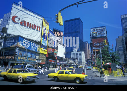 1988 CHEVROLET IMPALA JAUNE HISTORIQUE DES TAXIS (©GENERAL MOTOR CORP 1985) TIMES SQUARE MANHATTAN NEW YORK USA Banque D'Images