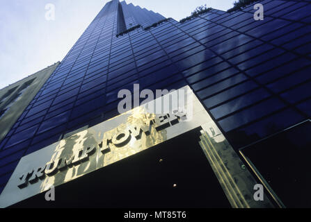 Historique 1988 TRUMP TOWER CINQUIÈME AVENUE MIDTOWN MANHATTAN NEW YORK USA Banque D'Images