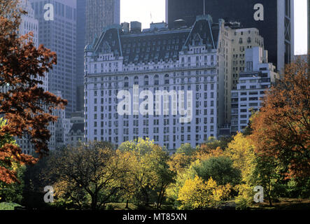 HÔTEL HISTORIQUE 1988 FALL FEUILLAGE PLAZA (©HENRY J HARDENBERGH 1907) CENTRAL PARK SOUTH MANHATTAN NEW YORK CITY ÉTATS-UNIS Banque D'Images