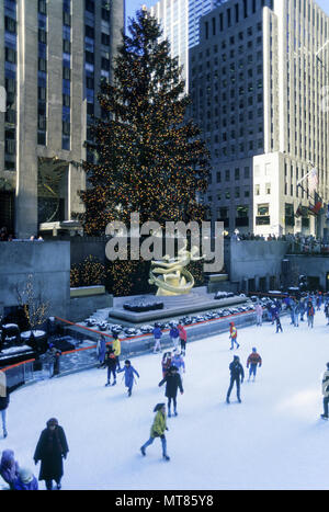 Arbre de Noël 1988 LA PATINOIRE HISTORIQUE ROCKEFELLLER CENTER MANHATTAN NEW YORK USA Banque D'Images