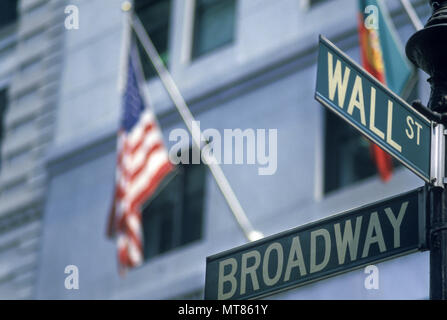 Historique 1988 WALL STREET INTERSECTION DE BROADWAY STREET SIGNS FINANCIAL DISTRICT MANHATTAN NEW YORK USA Banque D'Images