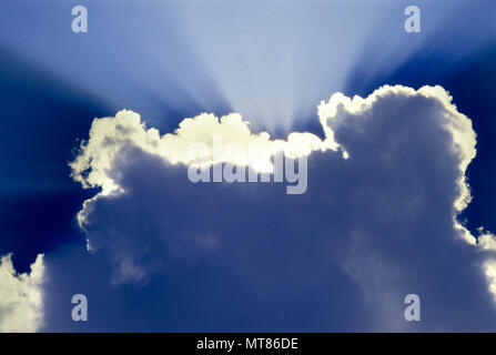 Historique 1988 rayons de soleil au-dessus de PUFFY Nuage Blanc Banque D'Images