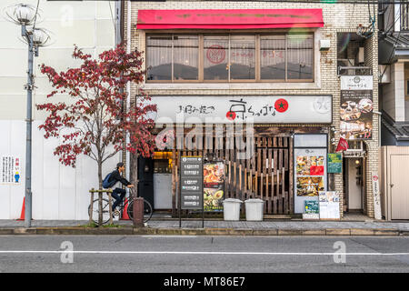 Magasins et bâtiments dans les rues de Kyoto au Japon Banque D'Images