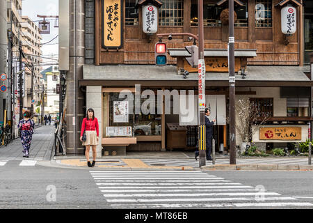 Magasins et bâtiments dans les rues de Kyoto au Japon Banque D'Images