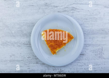 Kunefe kunafa dessert turc, kadayif, à la pistache en poudre et le fromage mangé chaud un doux Banque D'Images