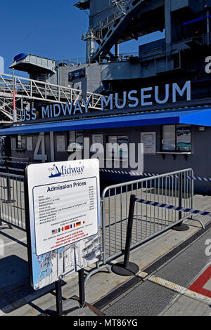 Signer avec les prix d'admission à l'USS Midway Museum, porte-avions, San Diego, Californie Banque D'Images