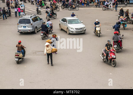 Les vélos-pousse, les vendeurs de rue et tours de Hanoï Vietnam vie Banque D'Images