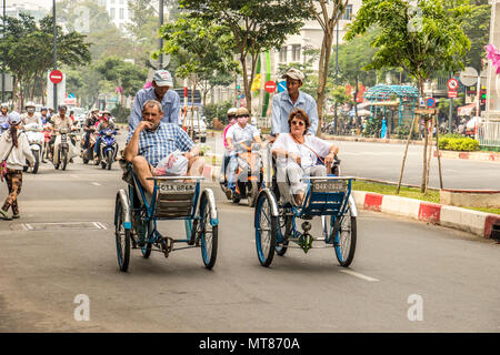 Vélos-pousse ou Tuk Tuks sur la vie de la rue Ho Chi Minh (Saigon), Vietnam Banque D'Images