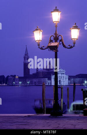 1988 HISTORIQUE RIVA DEGLI SCHIAVONI LANTERNE ISOLA SAN GIORGIO MAGGIORE VENISE ITALIE Banque D'Images